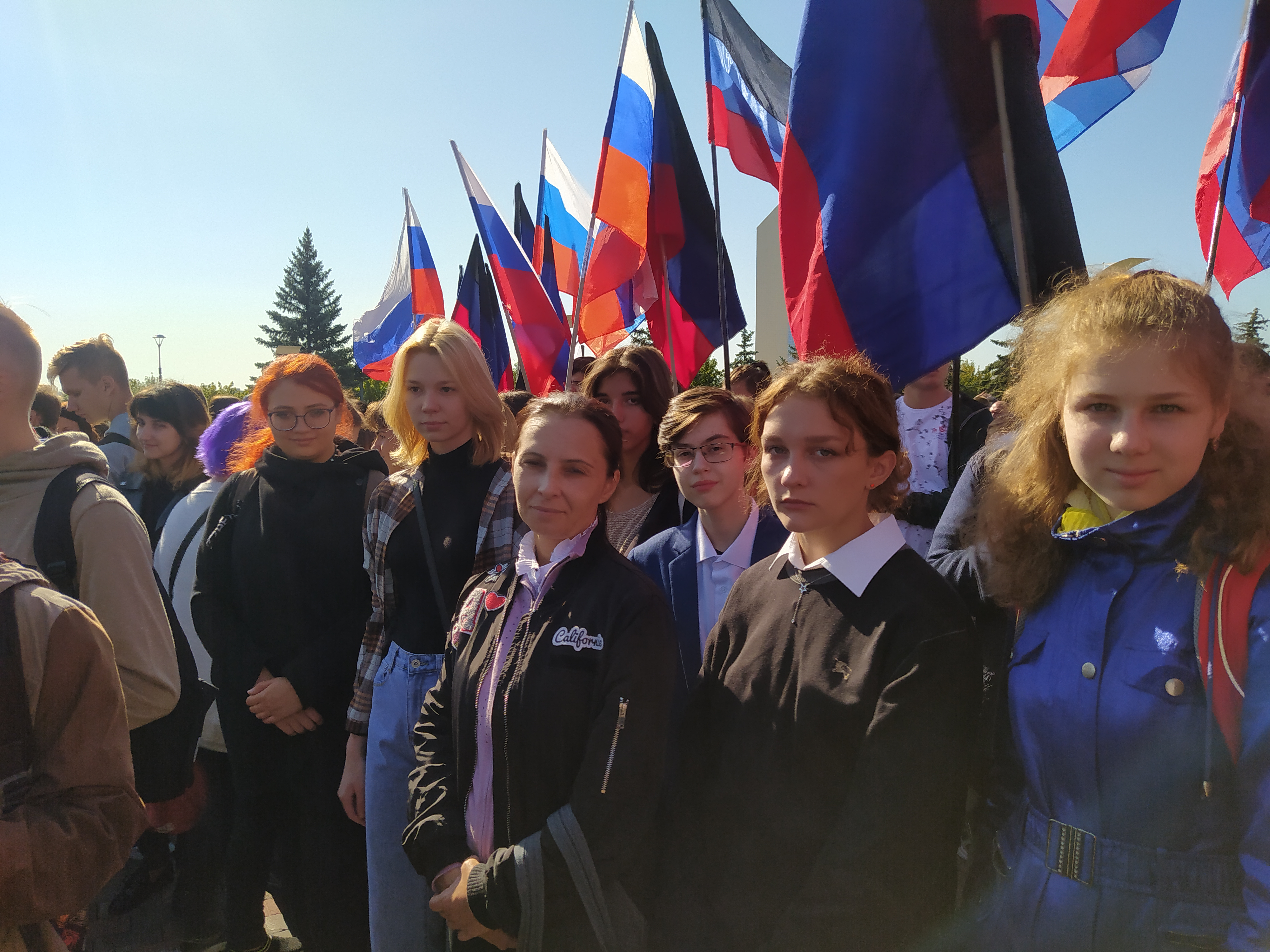 Студенты учебных групп 1Д , 2Д и куратор Селютина Е.А. участвовали в митинге