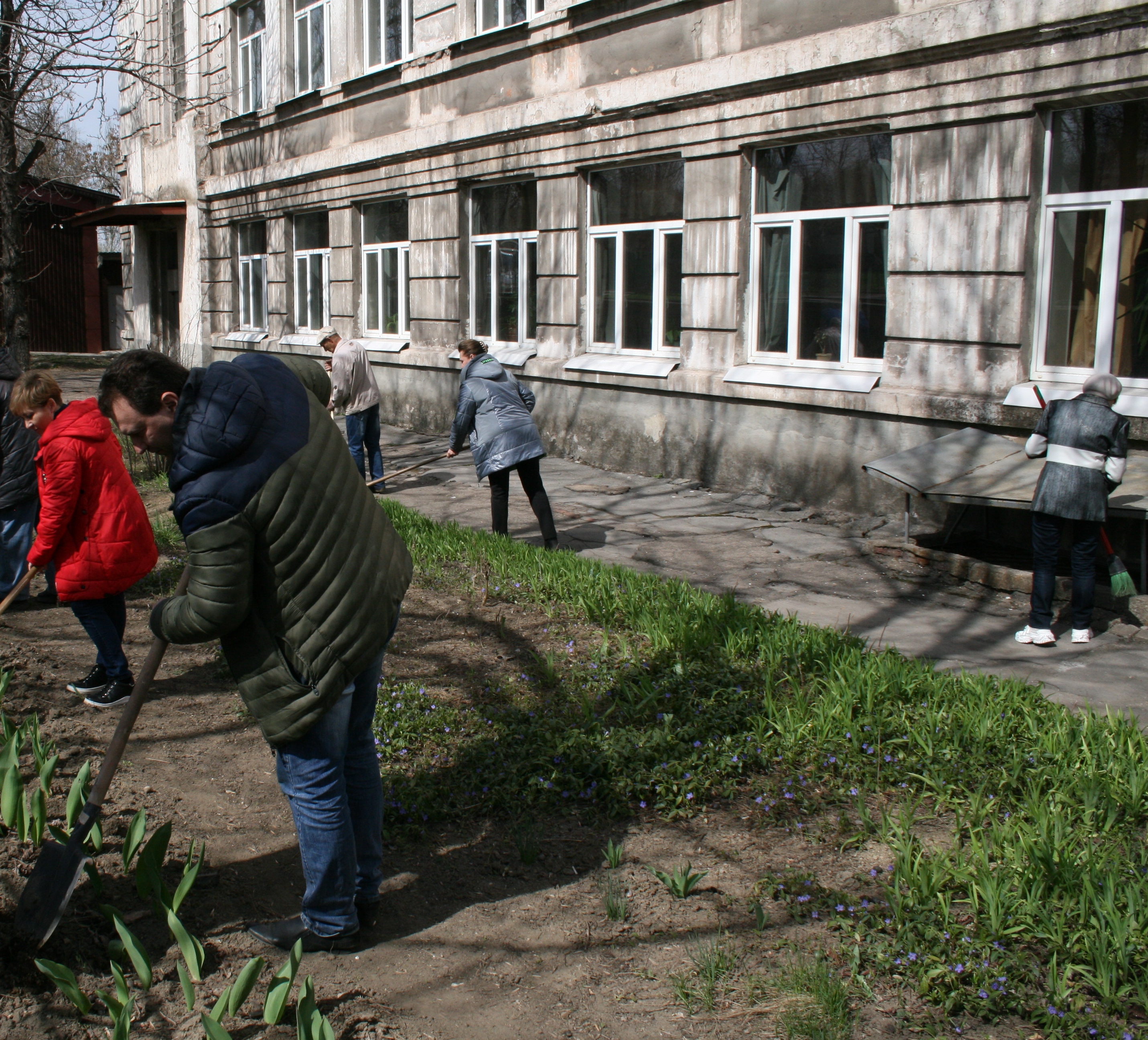 Коллектив Донецкого художественного колледжа принял участие в городском субботнике